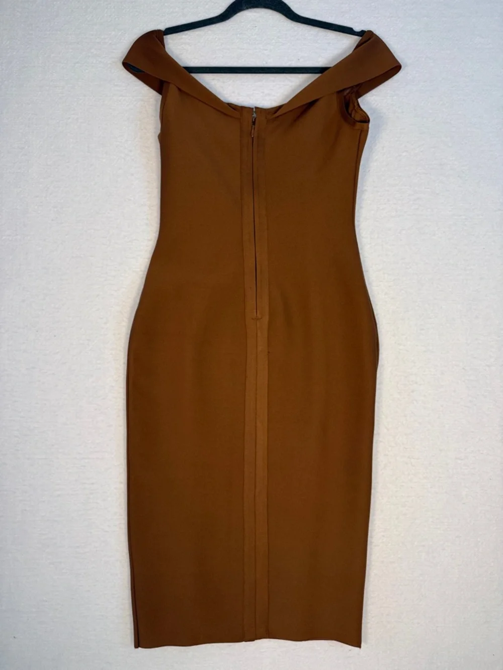 ALIEVA Jade Off-Shoulder Dress in Tawny Brown Size Medium - Picture 6 of 7
